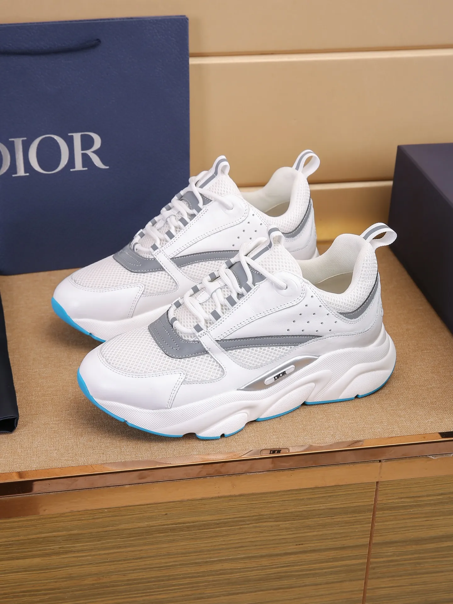 Factory price: 460💰Dior’s top version of D’s b22 men’s sports shoes. Inspired by retro running styles, the chunky low-top silhouette features gray calf leather and blue and white mesh fabric uppers, atop a black, white and blue engraved rubber sole. Nylon ribbon accents the blue mesh tongue and heel counter, and a "dio~" logo appears on the side. Pair it with a suit for a striking contrast and add a sportswear-chic edge to your look. The thick sole can be about 4cm~ Size: 38-45, [46, 47 customized]
